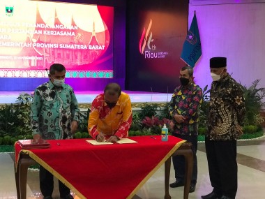 Penandatanganan Perjanjian Kerja Sama antara Satpol PP Sumbar dan Satpol PP Riau